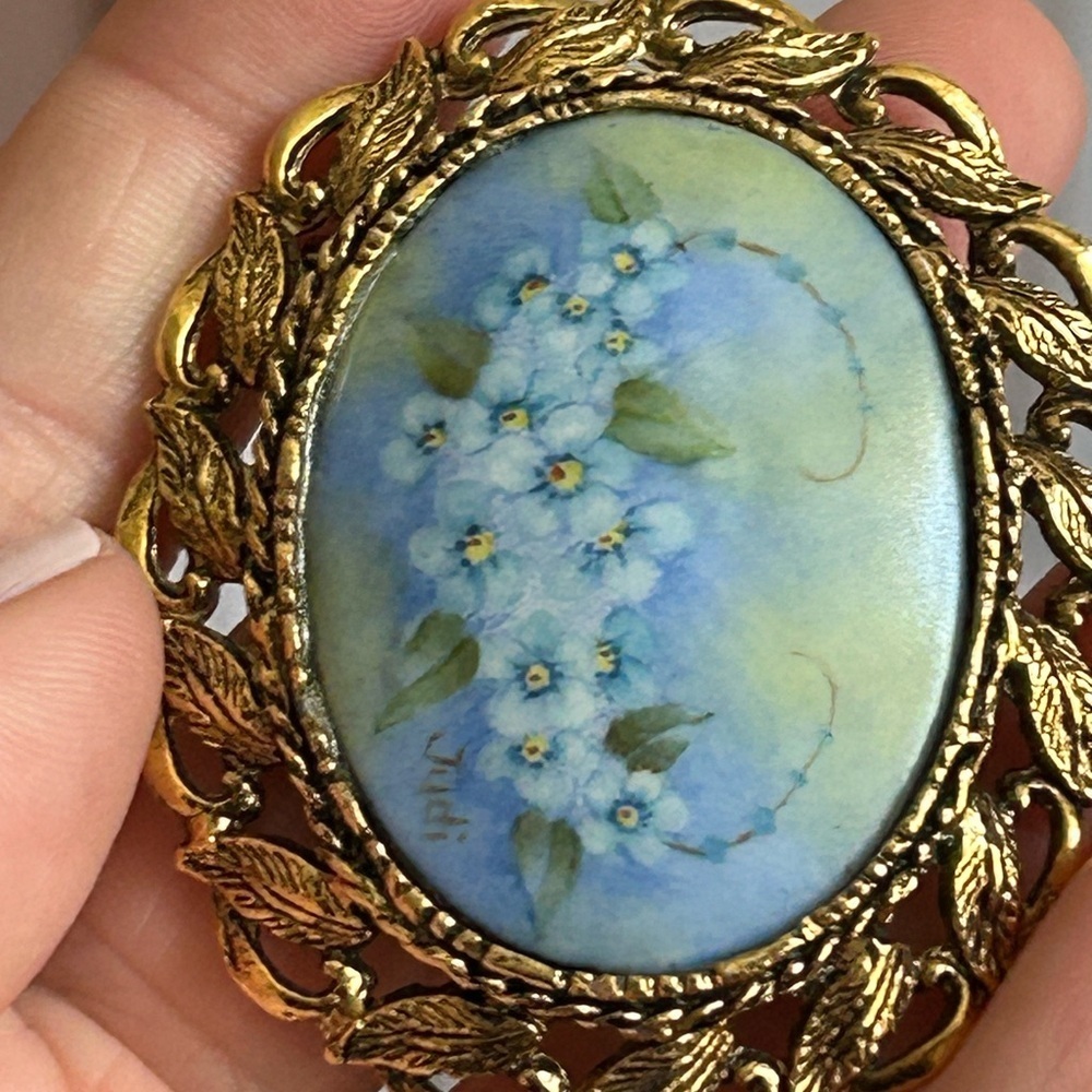 JUDI Vintage Floral Brooch with Gold Accents 💙